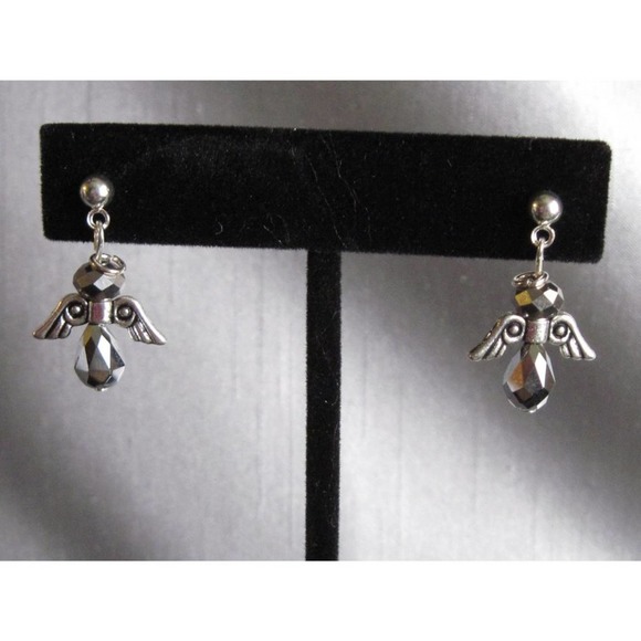 Tiny pewter-colored angel earrings - Picture 5 of 6